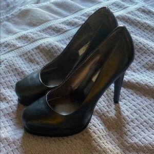 Size 6 Simply Vera 
Vera Wang Heels